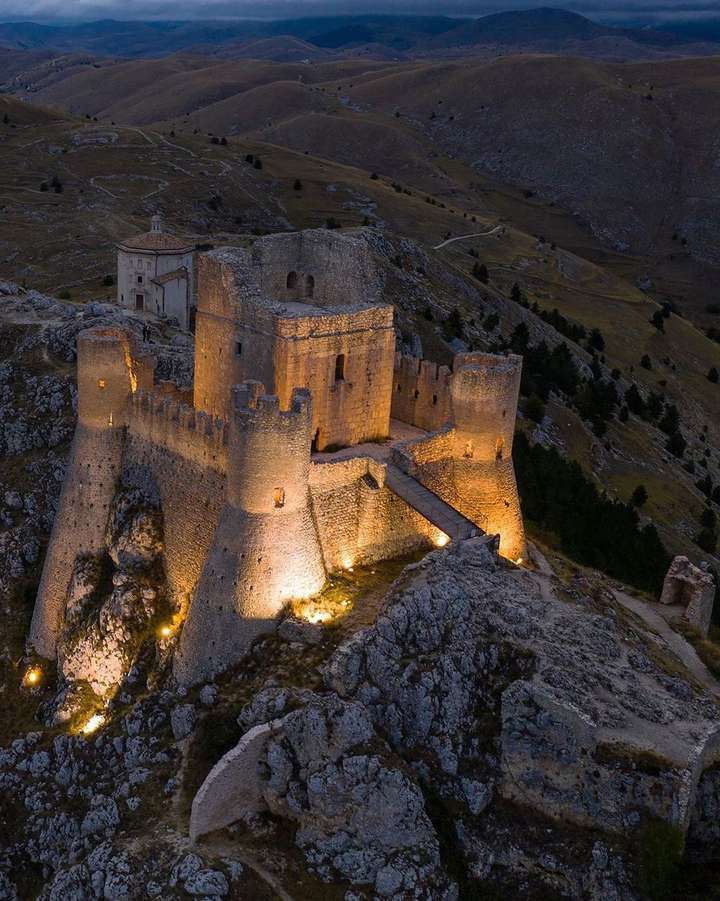 Rocca di Calascio illuminata di notte